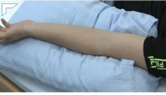 Immagine che contiene letto, interno, persona, arredo
Descrizione generata automaticamente